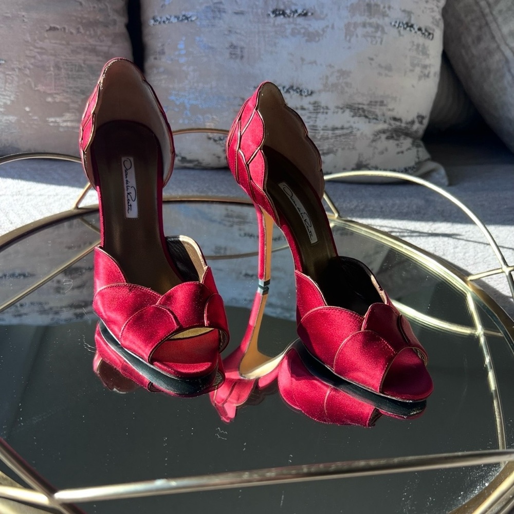 Crimson Red Oscar de la Renta d’Orsay Peep-Toe Pumps 4” heel w/ Gold Trim SZ: 37